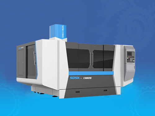精雕機(jī)研發(fā)專家傾心7年研發(fā)了8款鋁型材精雕機(jī)，解決了行業(yè)超大一體式電視機(jī)邊框加工問題。