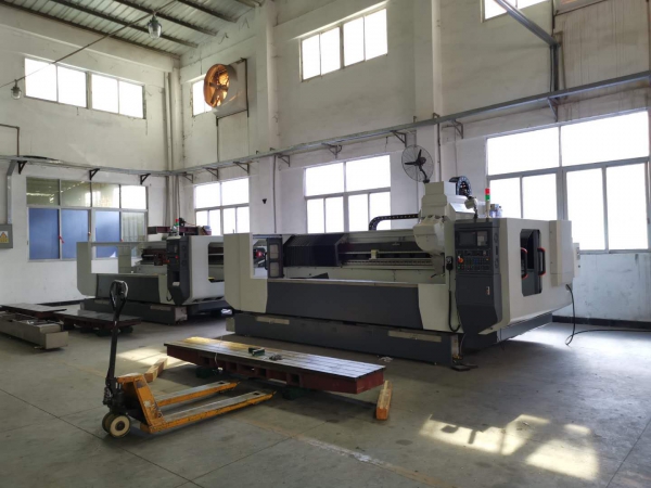 鋁型材加工設(shè)備研發(fā)專家，精工品質(zhì)。30臺鋁型材設(shè)備對外加工