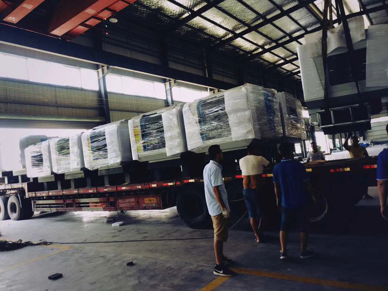 2018深雕數(shù)控迎來第二批玻璃精雕機(jī)，雙頭精雕機(jī)緊張出貨，得到客戶的高度認(rèn)可。